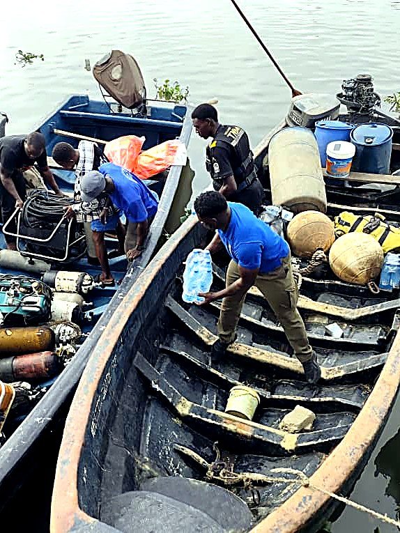 Préparation du matériel de plongée par les équipes KLOE SHIPPING