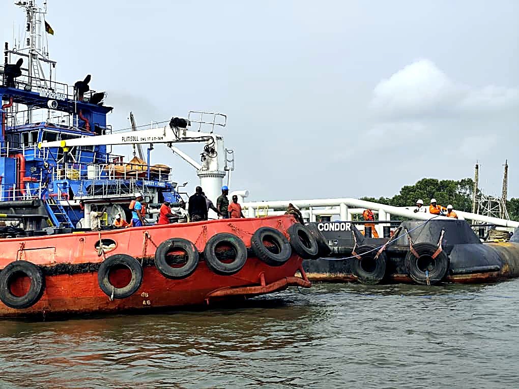 Équipe KLOE SHIPPING à bord d'un remorqueur en opération